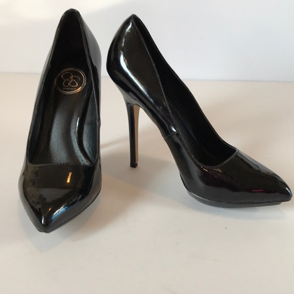shiny black pumps